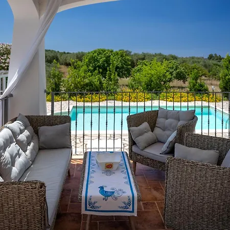 Villa Rafael Con Piscina, Iun P4098 *